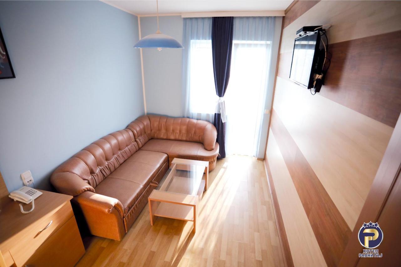 Hotel Ravni Gaj Knic Zewnętrze zdjęcie